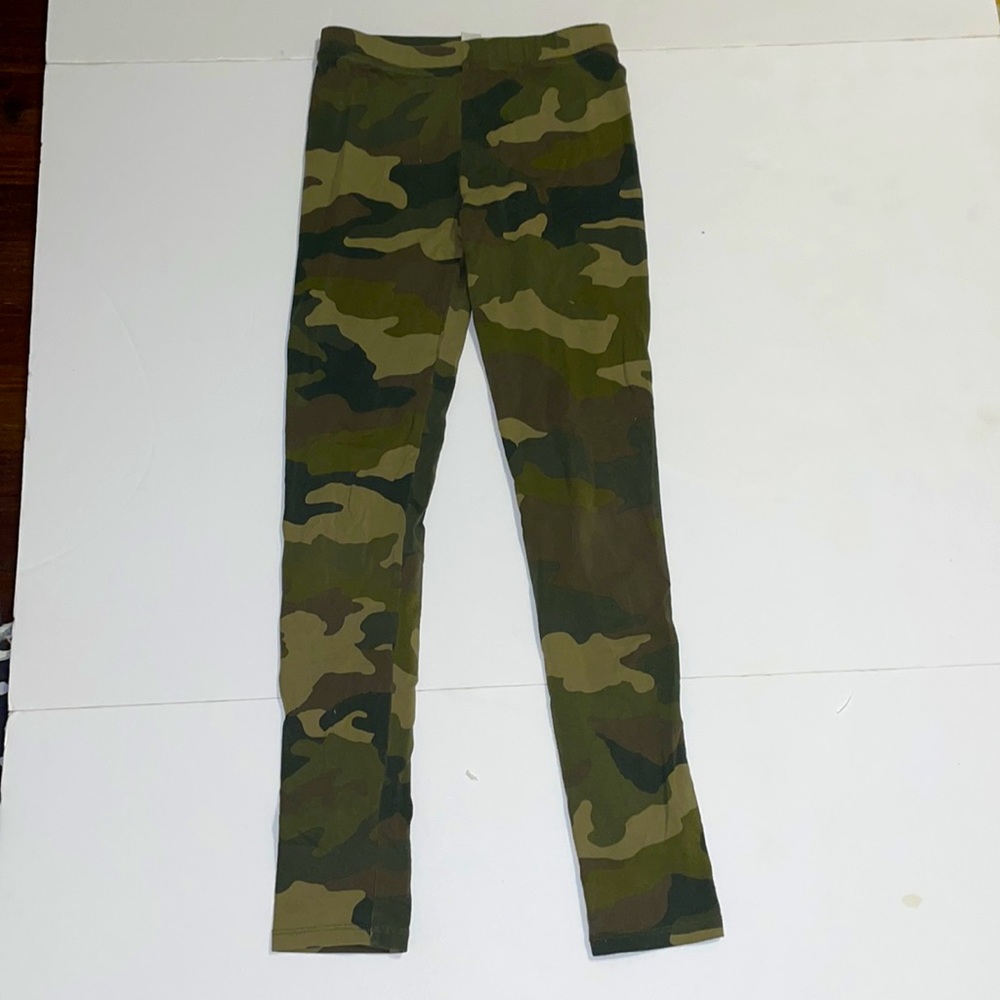 Cute old navy Camo leggings! Leg is 33 inches and waist has elastic!